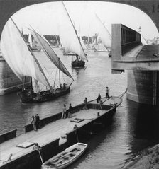 The great Nile bridge, Cairo, Egypt, 1905.Artist: Underwood & Underwood
