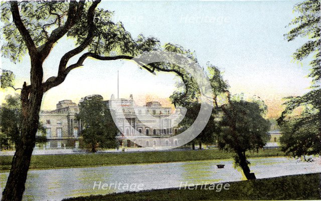 Buckingham Palace, London, 20th Century. Artist: Unknown