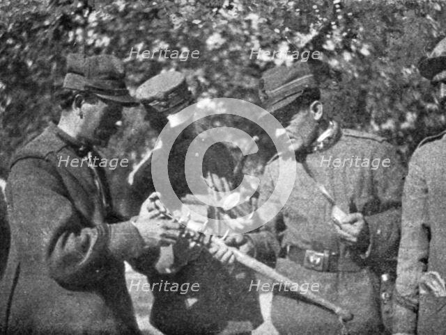 'La grande attaque du Carso (aout 1916); Officiers italiens examinant une massue autrichienne', 1916 Creator: Unknown.