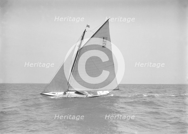 The 6 Metre 'Correnzia' close-hauled, 1911. Creator: Kirk & Sons of Cowes.