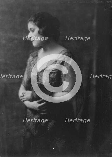 Bara, Theda, Miss, portrait photograph, 1916 Nov. 11. Creator: Arnold Genthe.