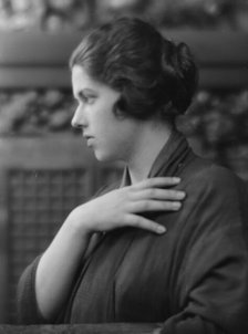 Williamson, W.F., Mrs. (Laura), portrait photograph, 1913 July 18. Creator: Arnold Genthe.