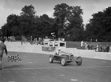 Alfa Romeo of Kenneth Evans taking the chequered flag at Crystal Palace, 1939. Artist: Bill Brunell.