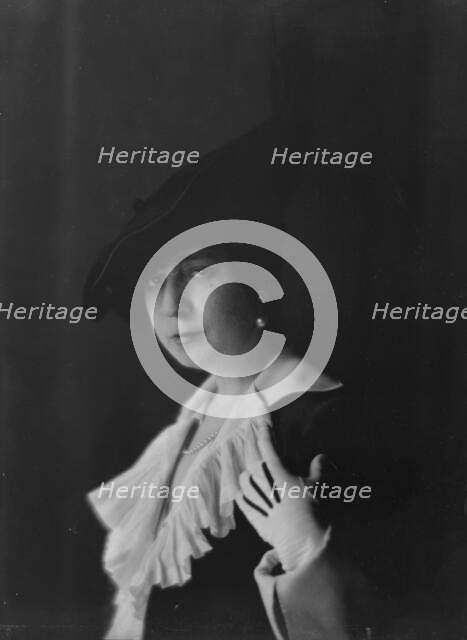 Montgomery, Mrs., portrait photograph, 1916. Creator: Arnold Genthe.