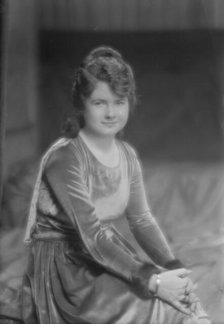 Sinclair, Hester, Miss, portrait photograph, 1915 Mar. 16. Creator: Arnold Genthe.
