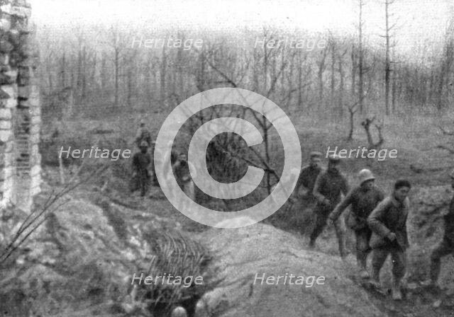 'Notre attaque du 16 avril 1917; Premiers prisonniers courant vers l'arriere', 1917. Creator: Unknown.