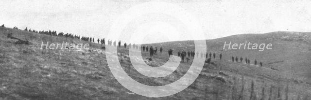 'La resistance Serbe; Premiere ligne d'infanterie serbe avancant sous le feu', 1915 (1924). Creator: Unknown.