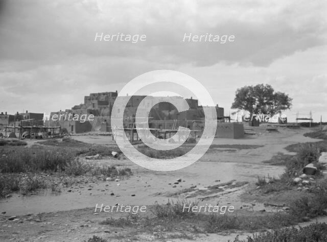 [Taos Pueblo, New Mexico], between 1899 and 1928. Creator: Arnold Genthe.