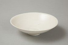 A shallow cream glazed bowl with rolled rim andraised footrim, Tang dynasty, c.800-900. Artist: Unknown.