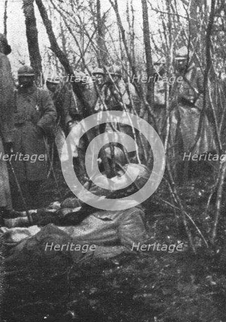 'Paysages d'ete a Verdun; Deux blesses dans un bois ou la vegetation n'a plus de..., 1916 (1924) Creator: Unknown.