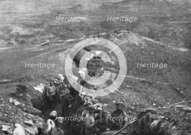 ''Le front russe d'asie; une tranchee russe dans la region de Baibourt', 1916. Creator: Unknown.
