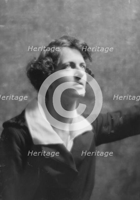 Osborn, Josephine, Miss, portrait photograph, 1915 Dec. or 1916 Jan. Creator: Arnold Genthe.