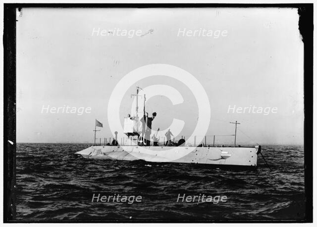 Submarine, #40, the USS L-1 (SS-40), between 1915 and 1918. Creator: Harris & Ewing.
