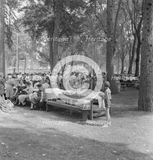 "California Day," a picnic in town park on the Rogue River, Grants Pass, Oregon, 1939. Creator: Dorothea Lange.