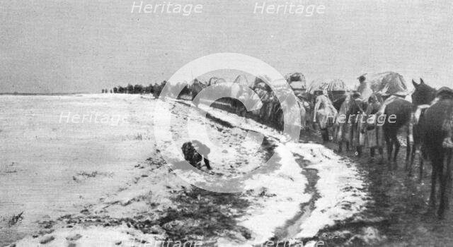 ''La retraite de l'armee serbe a travers la plaine de Kossovo.'. Creator: Unknown.