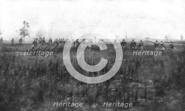 'La bataille de Champagne; En terrain conquis: les troupes de poursuite suivent les troupes d'assaut Creator: Unknown.