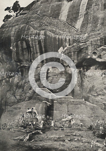 'Sigiri, Aufstiegseite im Norden (Der sog. Lowensteig, der durch Treppen, Leitern und Gelander erneu Artist: Unknown.