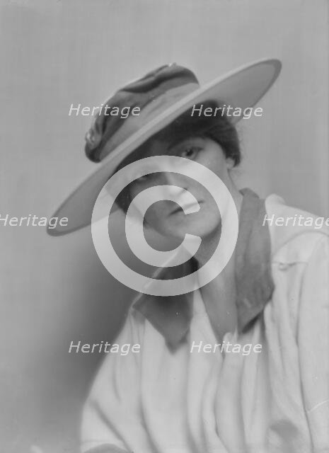 Vaughan, Edith, Miss, portrait photograph, 1916 Mar. Creator: Arnold Genthe.