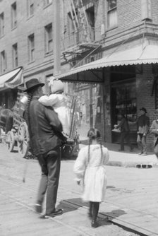 Father and children, Chinatown, San Francisco, between 1896 and 1906. Creator: Arnold Genthe.