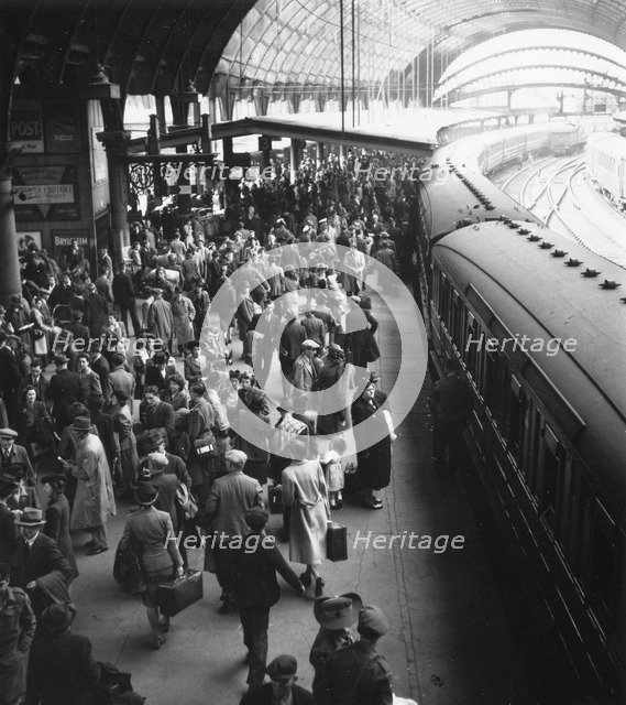 Crowds on a platform, York Railway Station, Yorkshire, 1946. Artist: Unknown