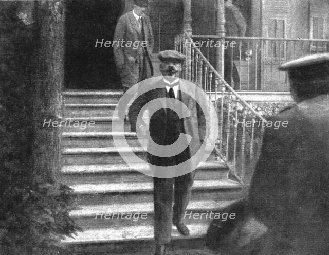 ''La capitulation Bulgare; le ministre des Finances, M. Liaptchef, sortant de la maison ou..., 1918. Creator: Unknown.