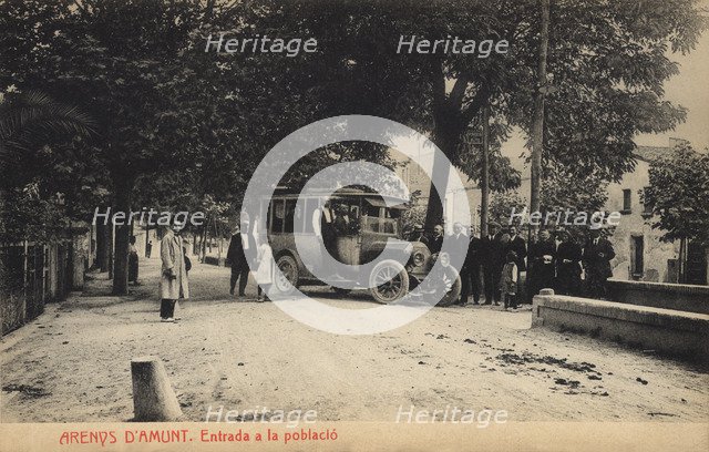 Stop at the entrance to the town of Arenys de Munt on a bus line, postcard 1910s.