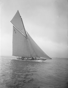 The 12-metre 'Ierne' sailing close-hauled, 1911. Creator: Kirk & Sons of Cowes.