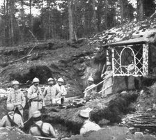 'Derriere L'ennemi refoule; Dans le bois du trou Bricot, une "cagna" d'officiers...1915 (1924). Creator: Unknown.