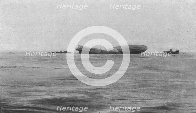 'Le Zeppelin "L-15" abattu dans l'estuaire de la Tamise; Le "L-15" photographie au petit..., 1916. Creator: Daily Sketch.