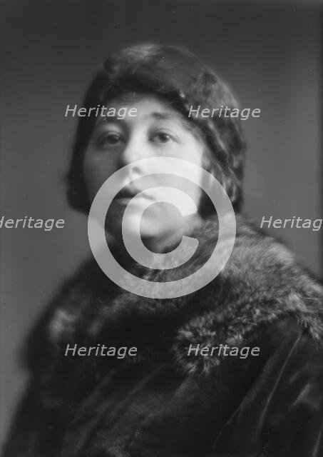 Akins, Zoe¨, Miss, portrait photograph, between 1914 and 1924. Creator: Arnold Genthe.