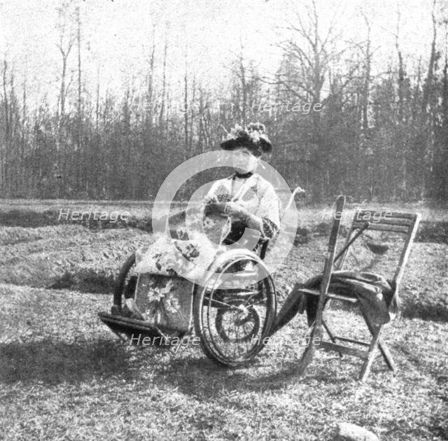 ''Les Romanof a Tsarskoie-Selo; L'imperatrice, en fauteuil roulant, travaille a un ouvrage..., 1917. Creator: Unknown.