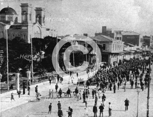 'Les Evenements de Grece; Le 13 juin: nos detachements d'infanterie dans les rues du Piree..., 1917. Creator: Unknown.