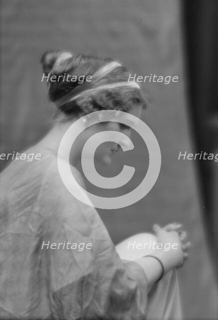 Montgomery, Margaret Phelps, Miss, portrait photograph, 1912 Sept. 27. Creator: Arnold Genthe.