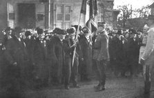 'La patrie retrouvee; A Haguenau un veteran de 81 ans, revetu de l'uniforme du 20e...', 1918. Creator: Unknown.