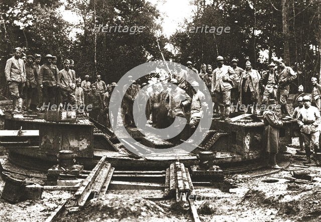 ' Du Tardennois a la Picardie; la plate-forme tournante a laquelle accedait une voie ferree..., 1918 Creator: Unknown.