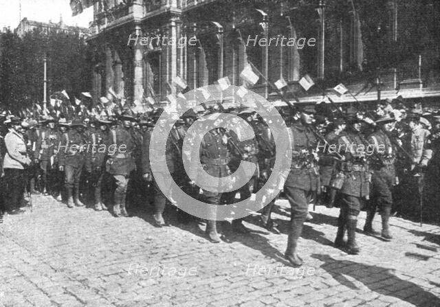 'Marseille en Fete; les Australiens defile devant la Prefecture de Marseille, avec des..., 1916. Creator: Unknown.