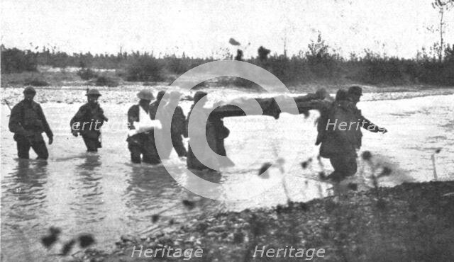 ''L'autriche succombe; Un gue de la Piave; blesse transporte par des prisonniers autrichiens', 1918. Creator: Unknown.