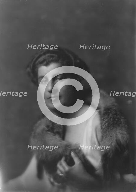Morris, Gouverneur, Mrs., portrait photograph, 1917 Sept. 8. Creator: Arnold Genthe.