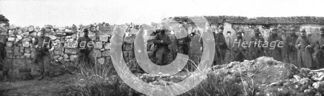 ''A Perthes-les Hurlus; Derriere chacune de ces meurtrieres se tient un de nos soldats', 1915. Creator: Unknown.