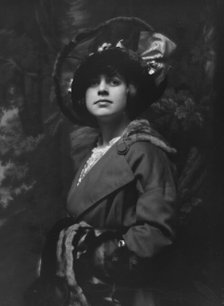 Wade, Miss, portrait photograph, 1913. Creator: Arnold Genthe.