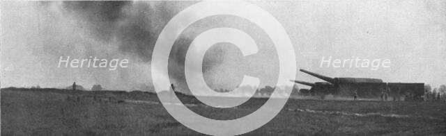 ''La Bataille de la Somme; Tir d'A.V.F. (Artillerie Lourde sur Voie Ferree) a longue portee', 1916. Creator: Unknown.