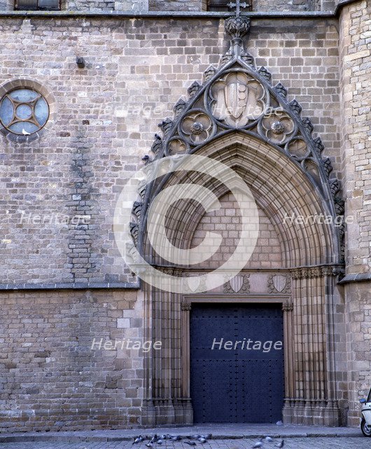 Gate of the church of the Monastery of Pedralbes, façade with the badge of Queen Elisenda.