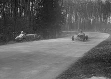 Dick Shuttleworth's Alfa Romeo passing Raymond Mays' crashed ERA, Donington Park, 1935. Artist: Bill Brunell.