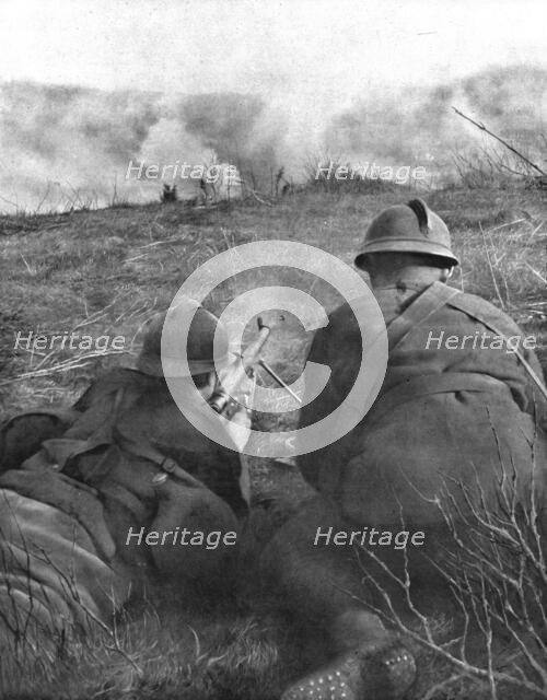 'Dans la bataille; fusiliers mitrailleurs a la lisiere du bois de Hangard, le 28 avril 1918', 1918. Creator: Unknown.