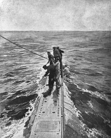 'Canonne, pius torpille en mer; Sur le pont du sous-marin anglais: les matelots lancent des cordages Creator: Unknown.