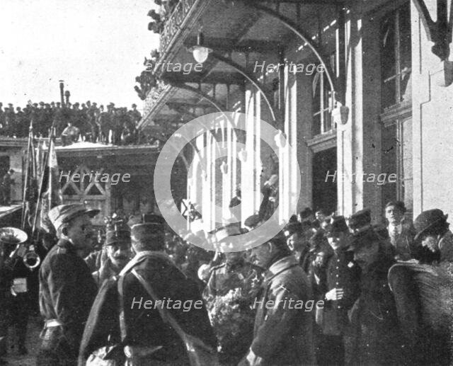 'La Guerre en Belgique et en France; devant la gare : le medecin-major de Reynier..., 1916. Creator: Unknown.