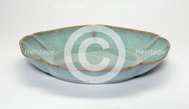 Dish with Floral Petal Rim, Qing dynasty (1644-1911), Yongzheng period (1723-1735). Creator: Unknown.