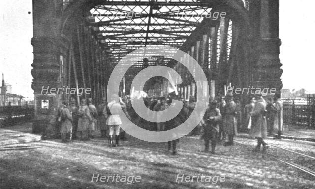 'Journees inoubliables a Strasbourg; Premiers prisonniers francais rentrant d'Allemagne..., 1918. Creator: Unknown.