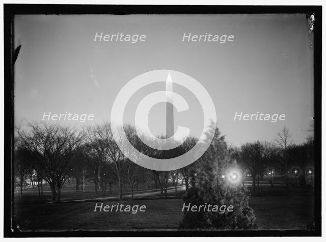 Washington Monument, between 1910 and 1917. Creator: Harris & Ewing.