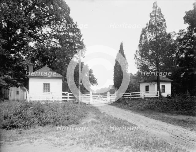 West lodge gate, Mt. Vernon, Va., between 1900 and 1915. Creator: Unknown.